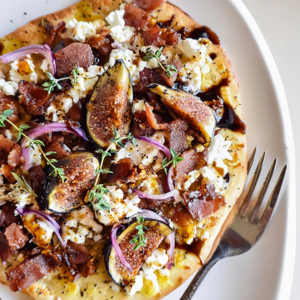 Gerösteter Balsamico-Feigen- und Speck-Flammkuchen: Süße Feigen, salziger Speck auf goldener Kruste.