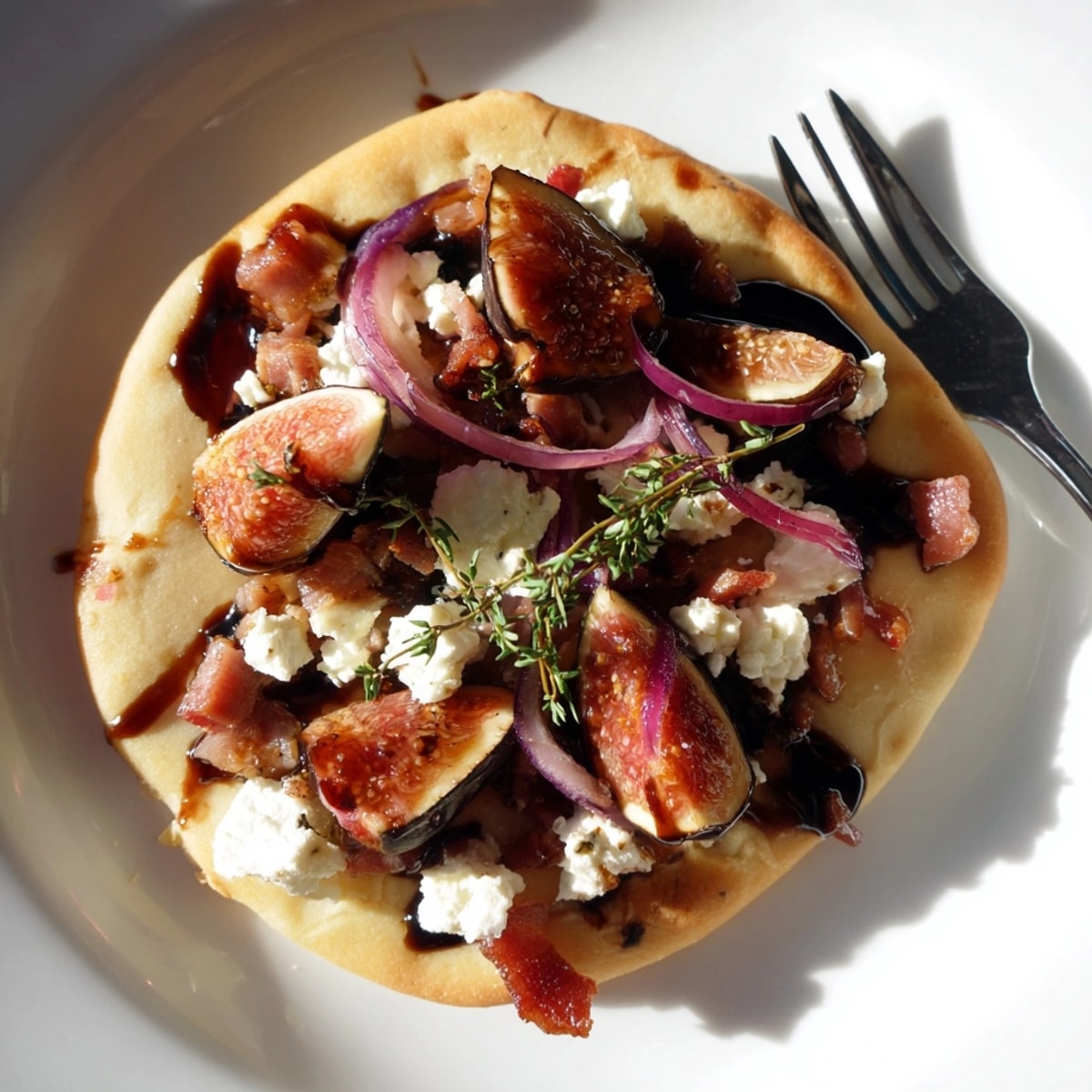 Nahaufnahme eines köstlichen gerösteten Balsamico-Feigen- und Speck-Flammkuchens, fertig zum Servieren als Vorspeise.