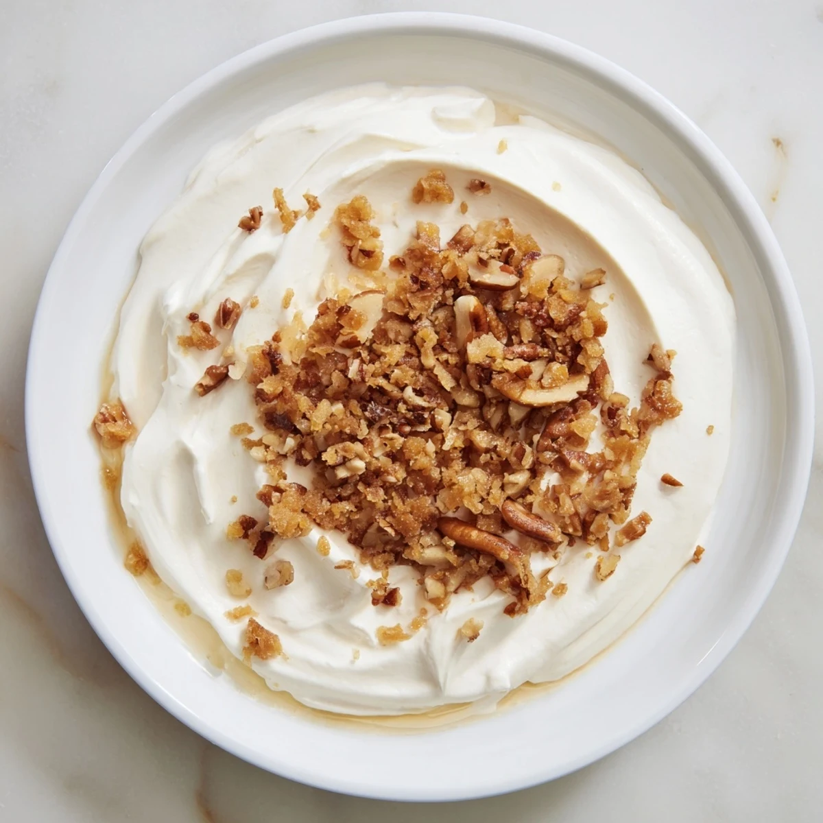 Cremiger Gingerbread-Yoghurt, verfeinert mit Gewürzen, angerichtet in Schalen und servierfertig.