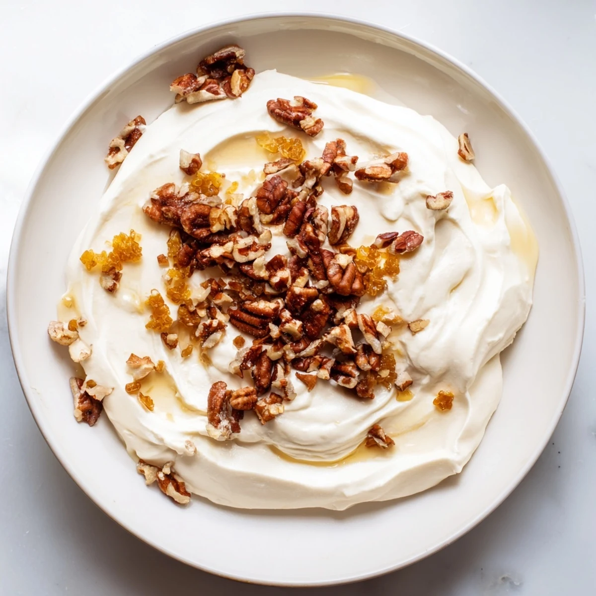 Herzhafter Gingerbread-Yoghurt mit Nüssen und kandiertem Ingwer, ein einfaches Frühstück oder Snack Rezept.