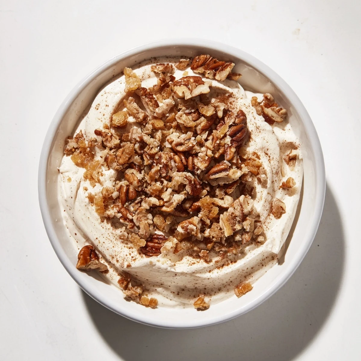 Ein perfekter Snack: samtiger Gingerbread Joghurt mit Vanille, serviert in einem Glas, für den Genuss.