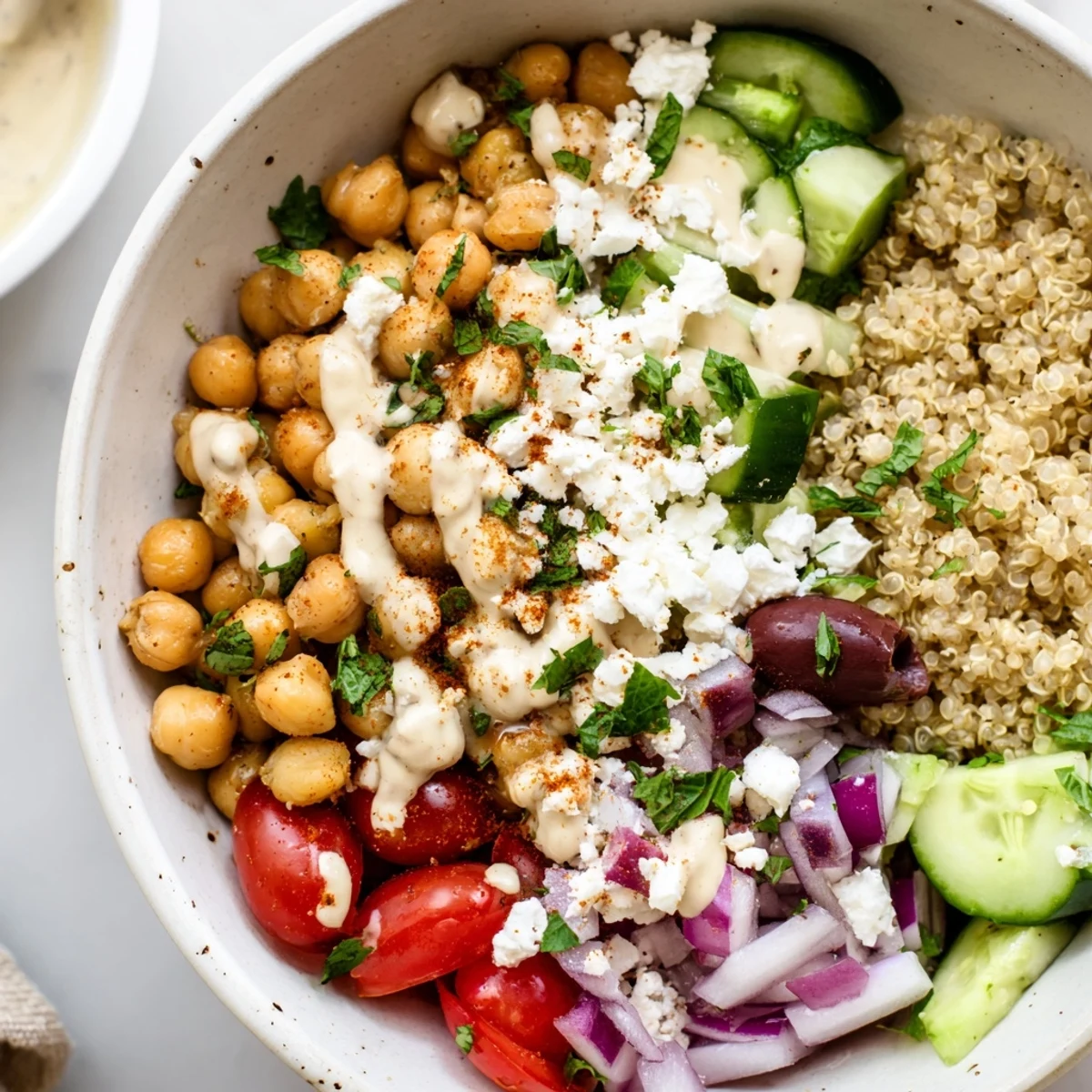 Mediterrane Bowl für ein gesundes Mittagessen mit frischen Tomaten, Gurken und Spinat