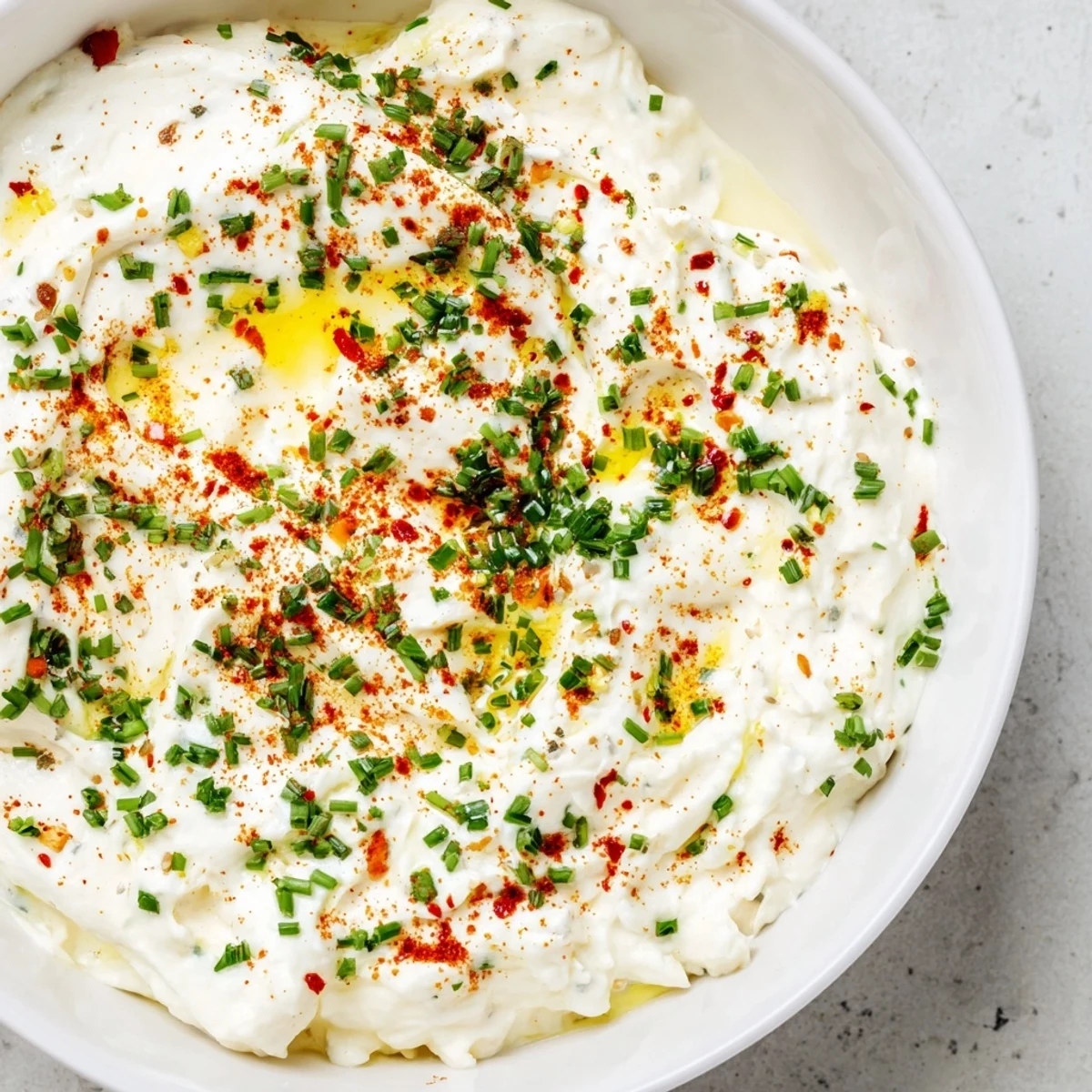 Glutenfreier vegetarischer Cremiger Appetizer Dip mit Spritzgurken und Karotten am Rand der Schüssel.