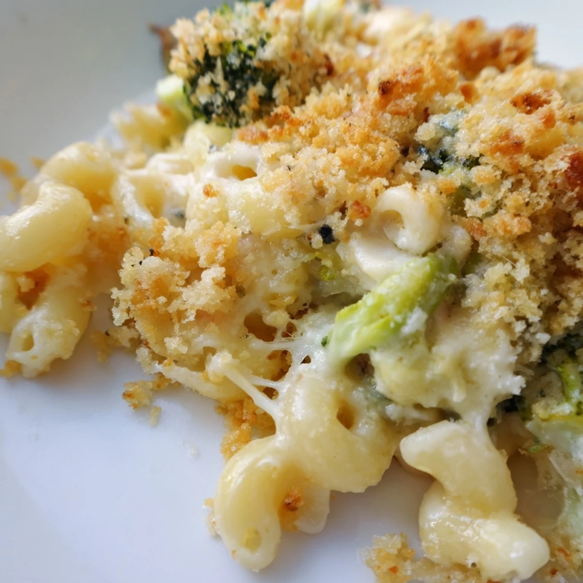 Goldene Baked Macaroni and Cheese with Broccoli aus dem Ofen, cremig und mit knuspriger Panade.