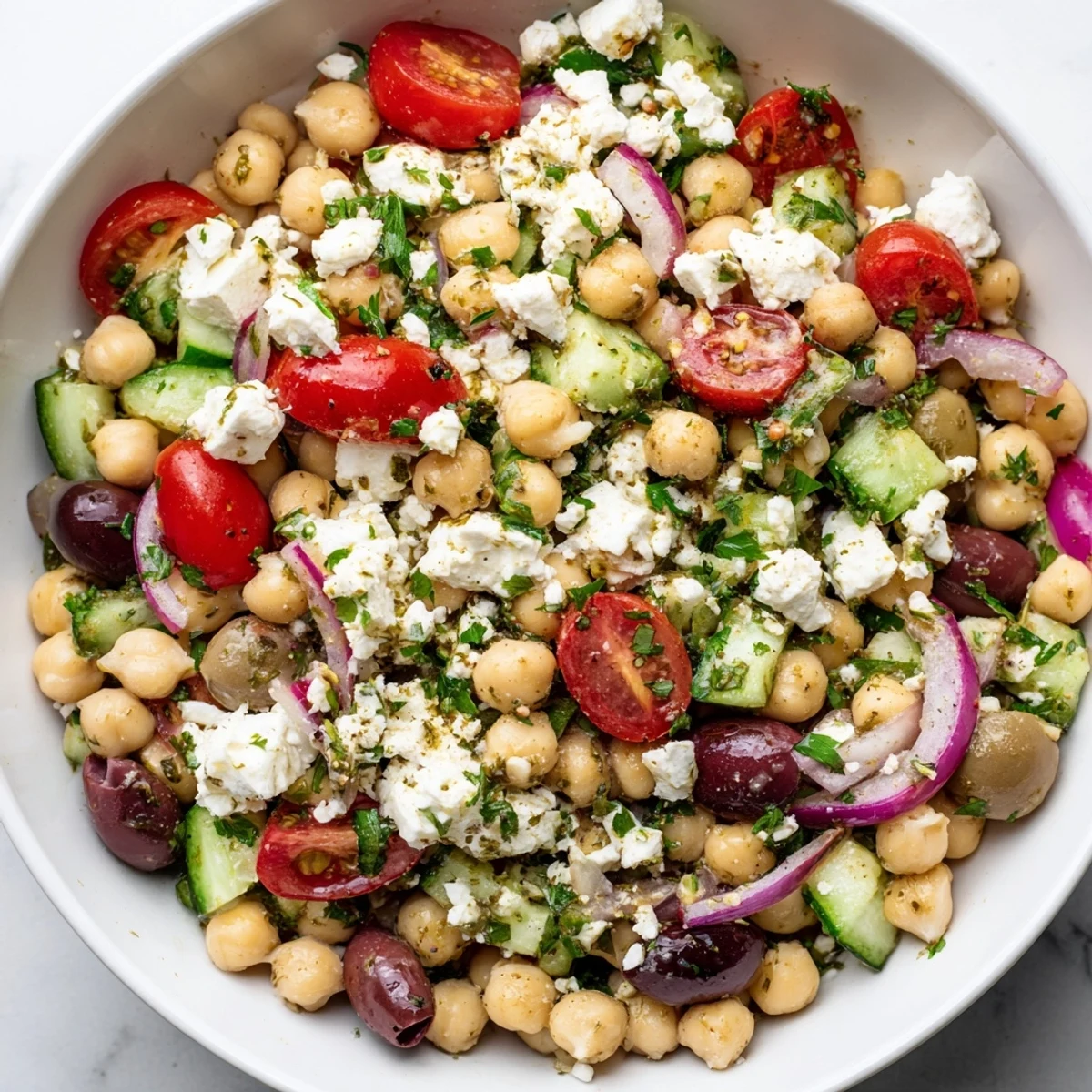 Frische Mediterranean Chickpea Salad with Feta and Olives mit knackigem Gemüse und Kräutern