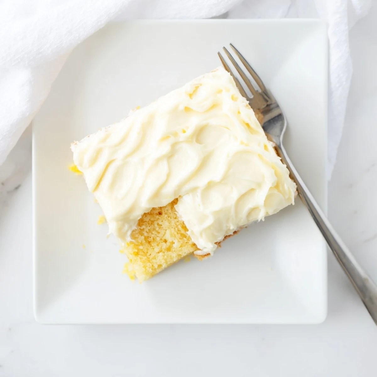 Der saftige Lemon Cake Slice mit zarter Kruste und reichhaltiger Zitronen-Frosting zum Genießen zum Tee.