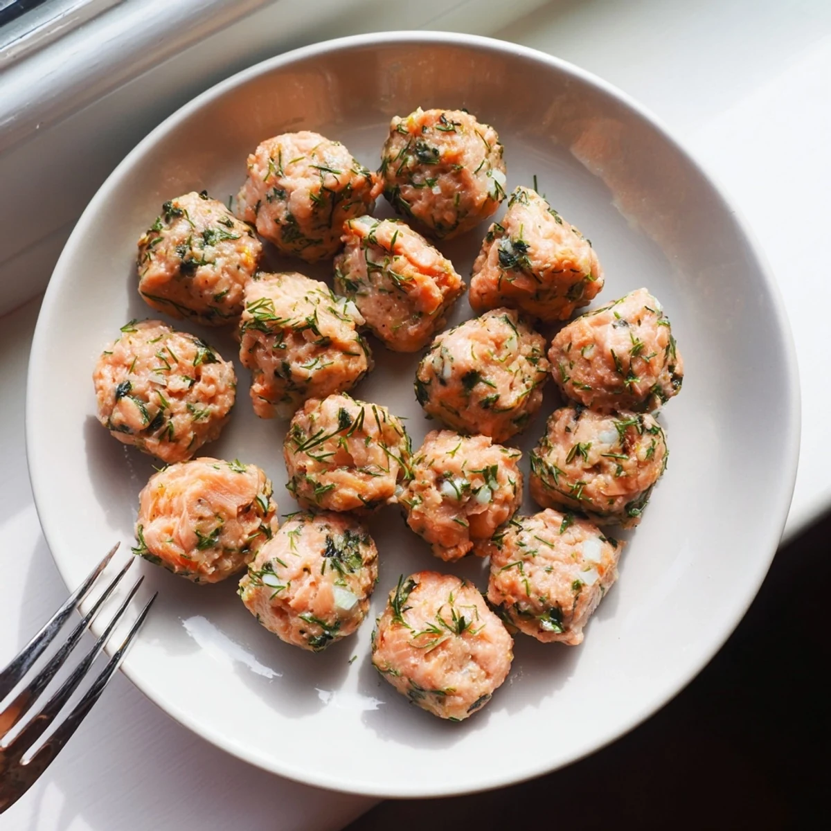 Freshly baked Baked Salmon Snack Bites paired with creamy Greek yogurt dip for a gluten-free appetizer.