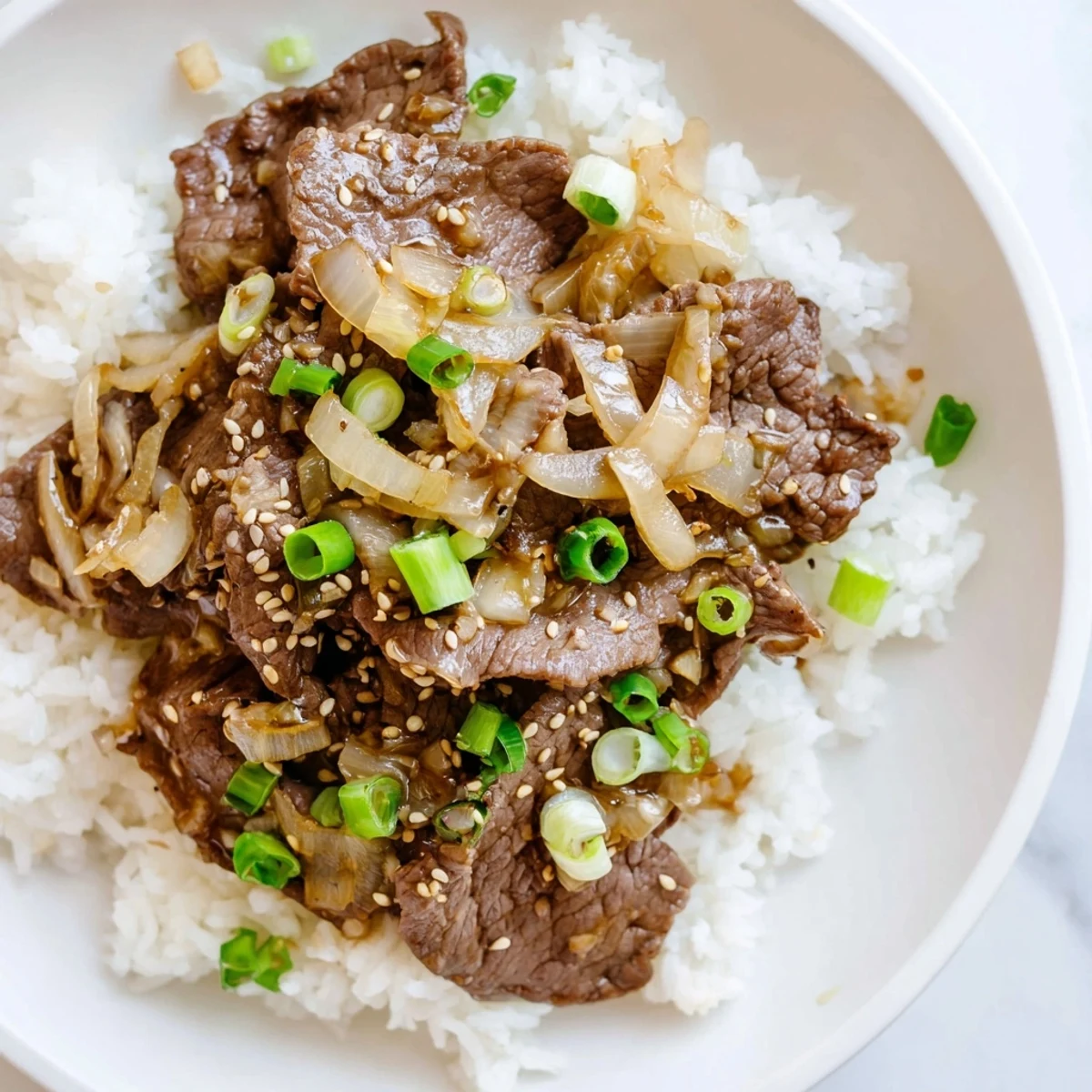 Würziges Rindfleisch auf fluffyem Jasminreis, verfeinert mit Ingwer und einem Hauch Sesamöl.