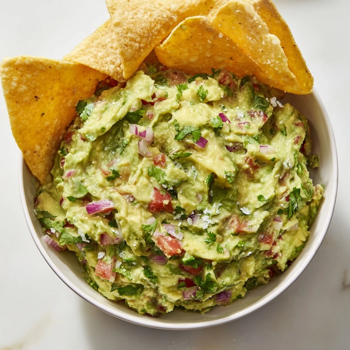 Der klassische Farbkontrast zwischen grüner Guacamole und goldenen Chips für Ihre Festtags-Plate.