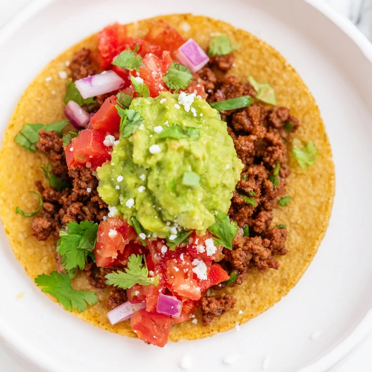 Genieße würzige Mini Tacos mit Salsa und Guacamole bei deiner nächsten Party.