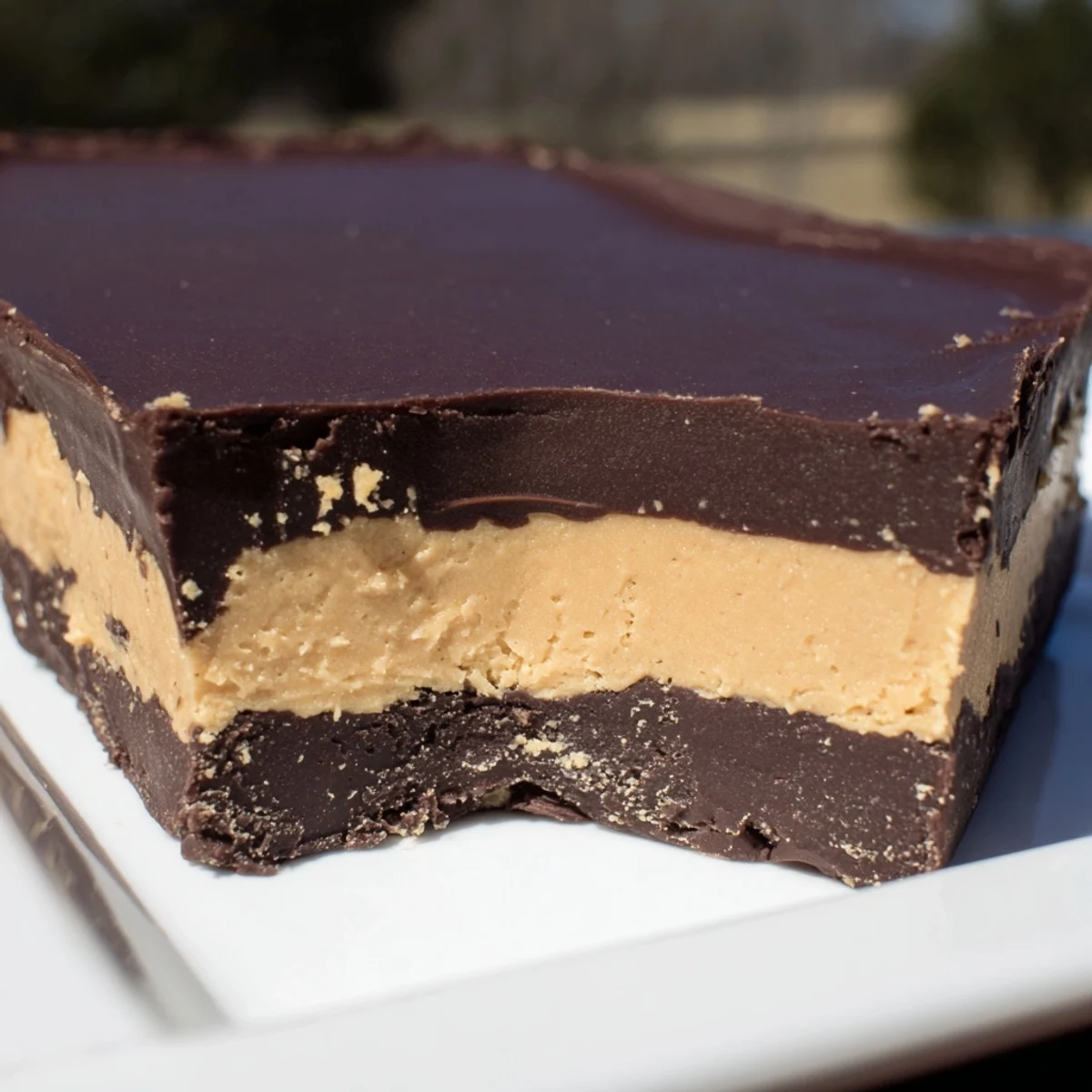 Frisch geschnittene Chocolate Peanut Butter Fudge mit glänzender Oberfläche, bereit zum Servieren auf einer modernen Küchenplatte.
