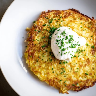 Frisch gebratene Irish Boxty mit Chives und saurer Sahne, rustikal fürs Frühstück oder als Beilage.